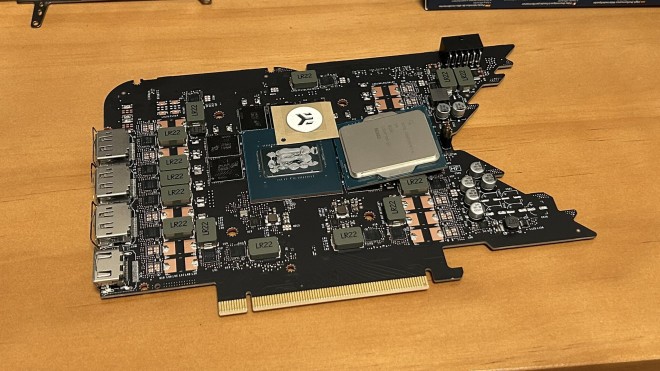 Voilà le PCB et le GPU AD103 de la future GeForce RTX 4080 FE par NVIDIA