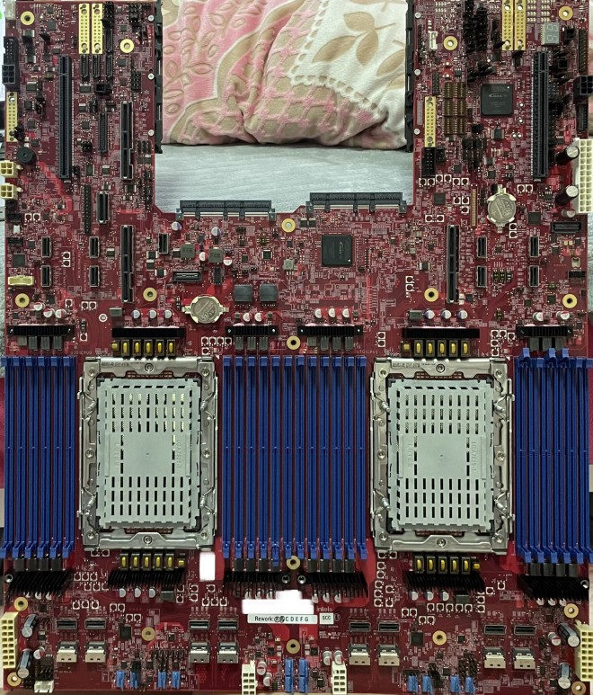 Les futurs processeurs Xeon 6 d'Intel se montrent avec un TDP maximal de 500 W !