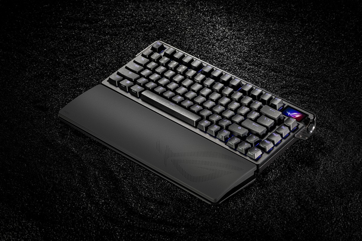 Le clavier ASUS ROG Azoth Extreme se trouve un prix, et personne n'est prêt