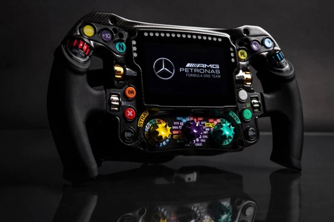 Sim Lab dévoile son volant Mercedes-AMG PETRONAS Formula One Team Sim Racing Steering Wheel pour un peu plus de 2600 euros !