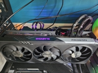 Cliquez pour agrandir GIGABYTE RX 7700 XT GAMING OC : une nouvelle histoire de GAMING ?