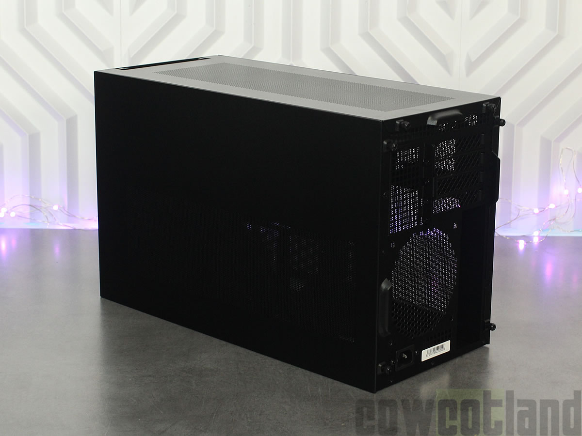 Image 67565, galerie Silverstone SUGO 17 : Le boitier ITX qui accueille du Micro ATX