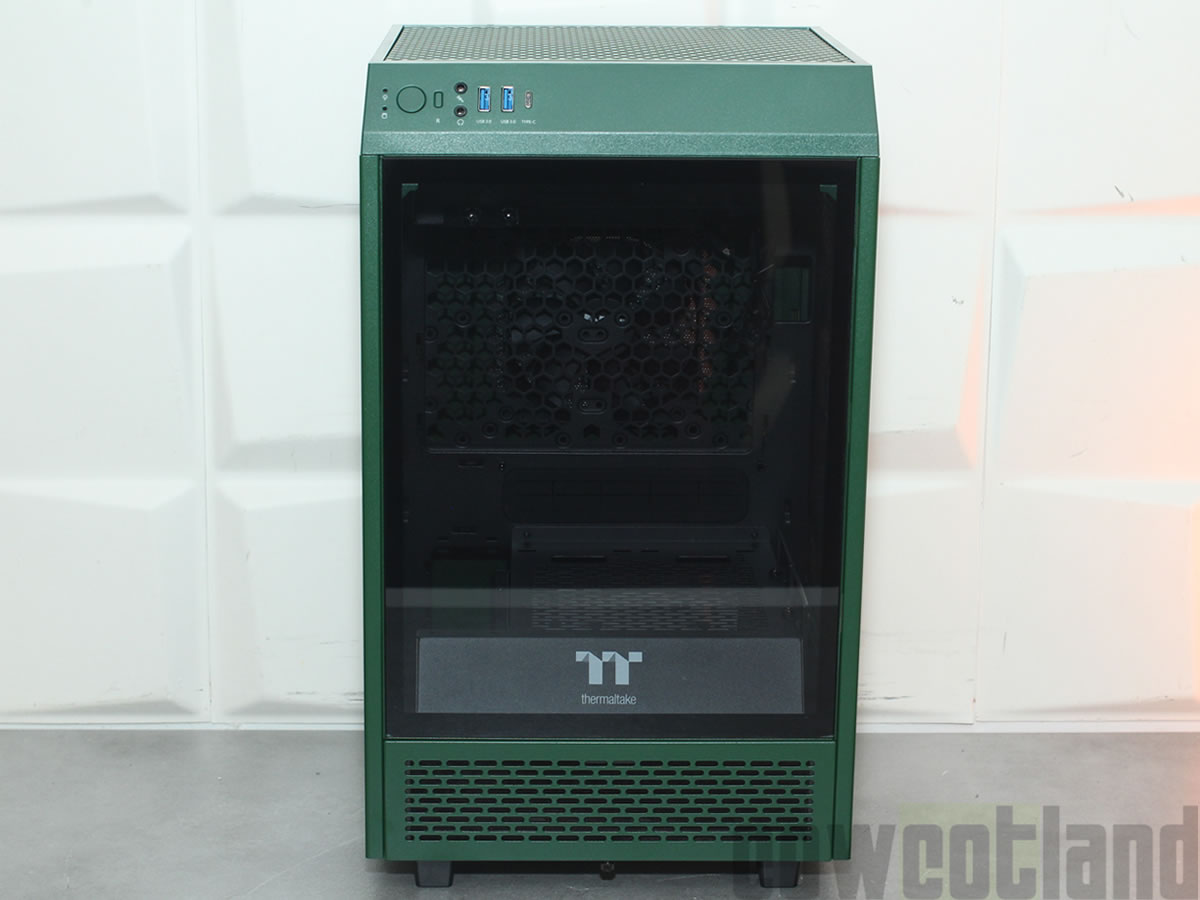 Image 46599, galerie Test boitier Thermaltake TOWER 100 RACING GREEN : So British