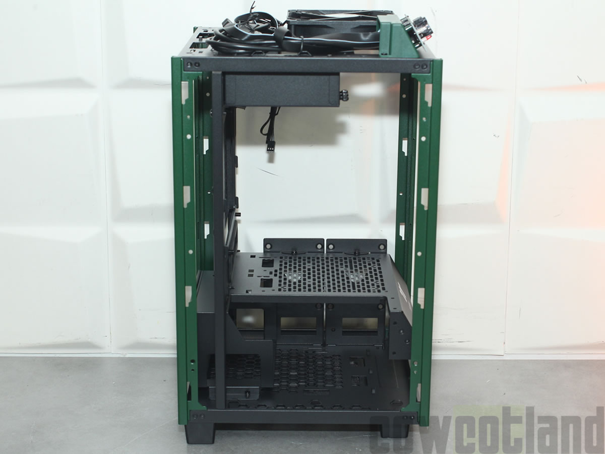 Image 46600, galerie Test boitier Thermaltake TOWER 100 RACING GREEN : So British