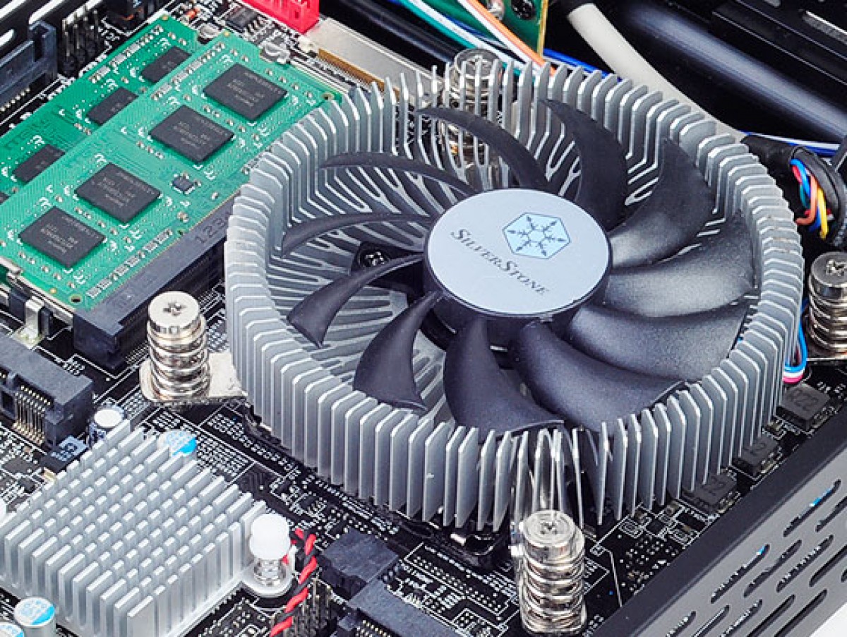 Dissipateur thermique pour processeur avec ventilateur Akasa AK-CCE-7106HP